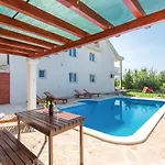 Homestay szállás Ivy With Perfect Privacy, Pool, Sauna And Jacuzzi
