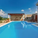 Ivy With Perfect Privacy, Pool, Sauna And Jacuzzi Homestay szállás