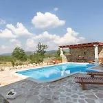 Homestay szállás Ivy With Perfect Privacy, Pool, Sauna And Jacuzzi
