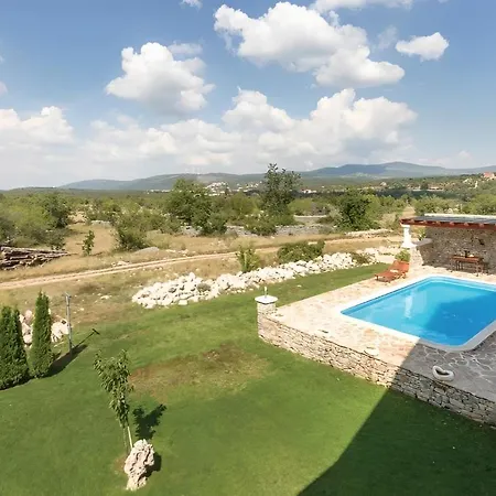 Homestay szállás Ivy With Perfect Privacy, Pool, Sauna And Jacuzzi