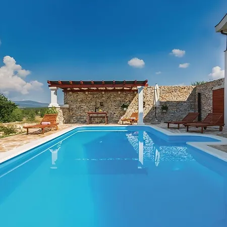 Ivy With Perfect Privacy, Pool, Sauna And Jacuzzi Homestay