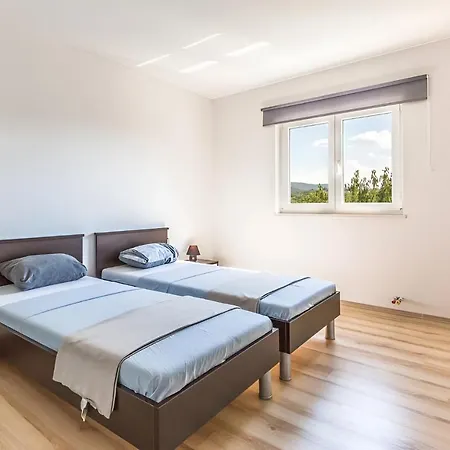 Ivy With Perfect Privacy, Pool, Sauna And Jacuzzi Homestay Opanci